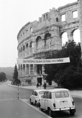 Croatia, Pula, Római amfiteátrum., 1971, Nagy Gyula, Yugoslavia, Yugoslavian brand, Zastava-brand, street view, Renault-brand, French brand, ancient culture, automobile, amphitheater, Fortepan #50233