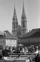 Horvátország, Zágráb, Dolac, piac. A házak mögött a Nagyboldogasszony, Szent István és Szent László-székesegyház látható., 1971, Nagy Gyula, Jugoszlávia, templom, cégtábla, piac, utcakép, életkép, Fortepan #50241