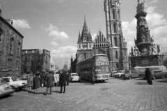 Magyarország, budai Vár, Budapest I., Szentháromság tér, Szentháromság-szobor és a Mátyás-templom., 1969, Nagy Gyula, autóbusz, német gyártmány, Trabant-márka, Renault-márka, Volkswagen-márka, francia gyártmány, emeletes autóbusz, Trabant 600, Wartburg 353, Volkswagen Bogár, Renault 10, Budapest, Fortepan #50252