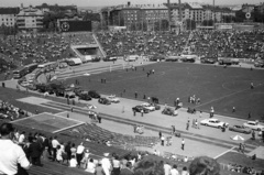 Magyarország, Népstadion, Budapest XIV., Színészek-Újságírók Rangadó (SZÚR)., 1969, Nagy Gyula, autóbusz, teherautó, Ikarus-márka, ZIL-márka, IFA-márka, Ikarus 620/630, automobil, Chevrolet Bel Air, Budapest, Ikarus 556, Fortepan #50257