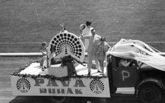 Magyarország, Népstadion, Budapest XIV., Színészek-Újságírók Rangadó (SZÚR), Rátonyi Róbert és Rátonyi Hajnalka., 1969, Nagy Gyula, reklám, híres ember, divat, nők, teherautó, virágdíszítés, férfi, girardi, stadion, manöken, Budapest, üdvözlés, kalap kézben, ruhagyár, pódiumautó, Fortepan #50272