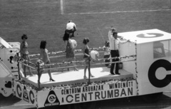 Magyarország, Népstadion, Budapest XIV., Színészek-Újságírók Rangadó (SZÚR), jobbra Korda György énekes., 1969, Nagy Gyula, divat, fürdőruha, teherautó, modell, manöken, Budapest, pódiumautó, Fortepan #50283