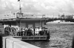 Oroszország, Szentpétervár, (Leningrád) hajóállomás a Néván, háttérben a Palota híd., 1967, Nagy Gyula, Szovjetunió, cirill írás, Fortepan #50300