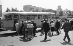 Oroszország, Moszkva, parkoló a Kijevi Pályaudvar előtt., 1967, Nagy Gyula, Szovjetunió, autóbusz, retikül, utas, kézitáska, Fortepan #50314