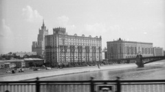 Oroszország, Moszkva, kilátás a Kutuzov hídról a Szmolenszk rakpartra, háttérben a Külügyminisztérium felhőkarcolója., 1967, Nagy Gyula, Szovjetunió, felhőkarcoló, Fortepan #50331