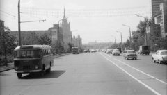 Oroszország, Moszkva, a Novij Arbat (Kalinyin sugárút) a Kutuzov híd felé nézve, szemben az Ukrajna Szálló., 1967, Nagy Gyula, Szovjetunió, forgalom, autóbusz, teherautó, utcakép, szálloda, trolibusz, lámpaoszlop, szocreál, Arkagyij Mordvinov-terv, Vjacseszlav Oltarzsevszkij-terv, PAZ-652, Fortepan #50332