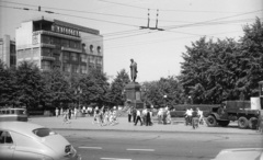 Oroszország, Moszkva, Puskin tér, Puskin szobor., 1967, Nagy Gyula, Szovjetunió, teherautó, utcakép, automobil, rendszám, cirill írás, Alexander Puskin-ábrázolás, Fortepan #50340