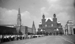 Oroszország, Moszkva, Vörös tér, balra a Kreml, szemben az Állami Történelmi Múzeum. Sor a Lenin mauzóleumhoz., 1967, Nagy Gyula, Szovjetunió, tömeg, múzeum, sorbanállás, Vlagyimir oszipovics Sherwood-terv, Fortepan #50350