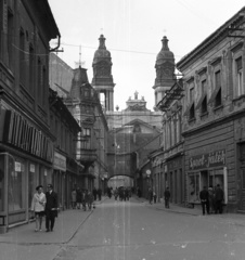 Magyarország, Pápa, Kossuth Lajos utca, háttérben a Nagytemplom., 1965, Nagy Gyula, Fortepan #50355