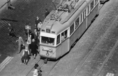 Magyarország, Budapest II., Margit körút (Mártírok útja), Keleti Károly utcai villamosmegálló., 1965, Nagy Gyula, járókelő, életkép, villamos, kockakő, villamosmegálló, szemetes, Ganz-márka, Ganz UV, kalauz nélküli járat, Budapest, FVV-szervezet, viszonylatszám, gyalogátkelő, Fortepan #50380