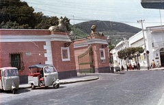 Olaszország, Ischia, Stabilimento Balneo Termale Ed Elioterapico Militare (Katonai gyógyfürdő és napterápiás intézet) bejárata., 1964, Nagy Gyula, színes, olasz gyártmány, utcanévtábla, Piaggio-márka, Piaggio Ape, Fortepan #50410