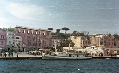 Olaszország, Procida sziget, kikötő a Via Roma felé nézve, szemben a Palazzo Merlato., 1964, Nagy Gyula, hajó, színes, víztükör, kikötő, vízpart, szárazdokk, Fortepan #50412