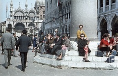 Olaszország, Velence, Szent Márk tér., 1964, Nagy Gyula, színes, lépcsőn ülni, Fortepan #50417