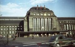 Németország, Lipcse, főpályaudvar., 1965, Nagy Gyula, színes, utcakép, életkép, NDK, pályaudvar, automobil, William Lossow-terv, Max Hans Kühne-terv, Fortepan #50430