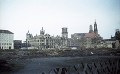 Németország, Drezda, Neumarkt, a Drezdai Kastély (Residenzschloss) romjai, jobbra a Hofkirche tornya., 1965, Nagy Gyula, színes, építkezés, NDK, épületkár, Fortepan #50441