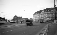 Németország, Lipcse, a Willy-Brandt-Platz (Platz der Republik) a Főpályaudvar elöl nézve., 1965, Nagy Gyula, forgalom, teherautó, utcakép, villamos, NDK, lámpaoszlop, tömegközlekedés, viszonylatszám, Fortepan #50450