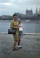 Magyarország, Budapest I., budai alsó rakpart, szemben a Parlament., 1965, Nagy Gyula, divat, színes, Steindl Imre-terv, retikül, országház, neogótika, Duna, eklektikus építészet, Budapest, Fortepan #50461