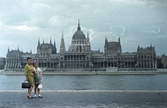 Magyarország, Budapest I., budai alsó rakpart, szemben a Parlament., 1965, Nagy Gyula, divat, színes, Steindl Imre-terv, retikül, országház, neogótika, Duna, eklektikus építészet, Budapest, Fortepan #50462