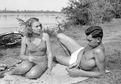 1946, Fortepan, bicycle, bathing suit, summer, man, man and woman, woman, shore, prop up on elbows, Fortepan #5047