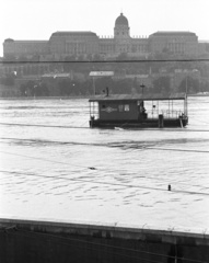 Magyarország, Budapest V., pesti alsó rakpart árvíz idején a Széchenyi Lánchíd pesti hídfőjénél, szemben a Budavári Palota (korábban Királyi Palota)., 1965, Nagy Gyula, árvíz, vízirendészet, Budapest, Fortepan #50480