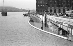 Magyarország, Budapest V., pesti alsó rakpart árvíz idején a Széchenyi Lánchíd pesti hídfőjénél, szemben a Magyar Tudományos Akadémia., 1965, Nagy Gyula, árvíz, neoreneszánsz, Duna, sínpálya, Magyar Tudományos Akadémia, Budapest, Friedrich August Stüler-terv, Fortepan #50481