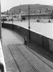 Magyarország, Budapest V., pesti alsó rakpart árvíz idején a Széchenyi Lánchíd pesti hídfőjénél, háttérben a Gellért-hegy., 1965, Nagy Gyula, árvíz, sínpálya, Budapest, Fortepan #50483