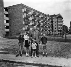 Magyarország, Budapest II., Kacsa utca a Horvát utcából nézve., 1964, Fortepan, család, csoportkép, utcakép, ételhordó, Budapest, Best of, Fortepan #5049