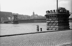 Magyarország, Budapest V., pesti alsó rakpart az Eötvös térnél, háttérben a Széchenyi Lánchíd és a felálványozott Mátyás-templom., 1957, Nagy Gyula, emberpár, állvány, Budapest, függőhíd, William Tierney Clark-terv, Fortepan #50492