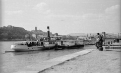 Magyarország, Budapest V., pesti alsó rakpart, Vigadó téri hajóállomás, Kőrös oldalkerekes gőzhajó. Háttérben a Széchenyi Lánchíd., 1957, Nagy Gyula, hajó, kikötő, gőzhajó, lapátkerekes hajó, Kőrös/Verecke hajó, Kossuth/Leányfalu/Rigó/Ferenc Ferdinánd Főherceg hajó, Budapest, függőhíd, William Tierney Clark-terv, Fortepan #50499