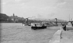 Magyarország, Budapest V., pesti alsó rakpart a Vigadó térnél, háttérben a Széchenyi Lánchíd., 1957, Nagy Gyula, hajó, kikötő, gőzhajó, lapátkerekes hajó, Kőrös/Verecke hajó, Kossuth/Leányfalu/Rigó/Ferenc Ferdinánd Főherceg hajó, Budapest, függőhíd, William Tierney Clark-terv, Fortepan #50500