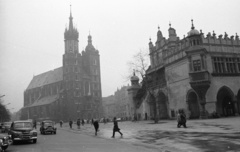 Lengyelország, Krakkó, Rynek Glówny a város főtere, szemben a Mária-templom, jobbra a Posztócsarnok (Sukiennice)., 1962, Nagy Gyula, csehszlovák gyártmány, Skoda-márka, Bazilika, katolikus, torony, gótika, lengyel gyártmány, automobil, Skoda 1101/1102 Tudor, FSO-márka, vásárcsarnok, világörökség, tégla-gótika, Fortepan #50506