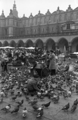 Lengyelország, Krakkó, Rynek Glówny a város főtere, Posztócsarnok (Sukiennice)., 1962, Nagy Gyula, galamb, neogótika, reneszánsz, vásárcsarnok, madáretetés, világörökség, csúcsív, Fortepan #50508