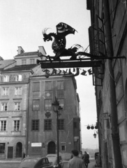 Lengyelország, Varsó, Óvárosi piactér (Rynek Starego Miasta)., 1965, Nagy Gyula, cégtábla, sárkány ábrázolás, Fortepan #50517