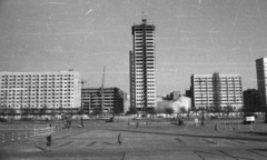 Lengyelország, Varsó, a Kultúra és Tudomány Palotája előtti plac Defilad (Felvonulás tér), keresztben az az ulica Marszalkowska., 1965, Nagy Gyula, építkezés, felhőkarcoló, Fortepan #50534