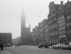 Lengyelország, Gdańsk, Hosszú Piac (Dlugi Targ), szemben a Városháza., 1962, Nagy Gyula, Nysa-márka, mikrobusz, torony, középület, gótika, lengyel gyártmány, reneszánsz, köd, Fortepan #50550