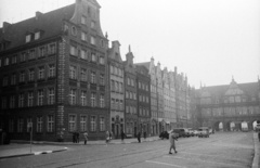 Lengyelország, Gdańsk, Hosszú Piac (Dlugi Targ) a Zöld Kapu (Brama Zielona) felé nézve., 1962, Nagy Gyula, kapu, Nysa-márka, Zuk-márka, mikrobusz, lengyel gyártmány, Regnier van Amsterdam-terv, Hans Kramer-terv, Manierizmus, Fortepan #50551