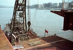 Magyarország, Budapest I., az Erzsébet híd építése, úszódaru az utolsó pályaegység beemelésekor a budai hídfőnél., 1964, Nagy Gyula, színes, daru, hídépítés, Duna, Budapest, függőhíd, Sávoly Pál-terv, Fortepan #50559