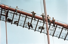 Magyarország, Budapest I., az Erzsébet híd építése, a szerelőszőnyegről figyelik a munkások az utolsó pályaegység beemelését., 1964, Nagy Gyula, színes, hídépítés, munka, Budapest, Fortepan #50563