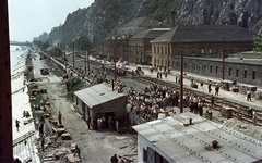 Magyarország, Budapest I., az Erzsébet híd utolsó pályaegységének beemelését figyelők a Rudas fürdő előtt., 1964, Nagy Gyula, színes, ünnepség, csoportosulás, útépítés, Budapest, Duna-part, Fortepan #50565