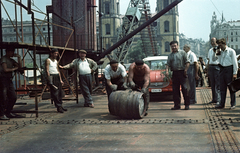 Magyarország, Budapest V., az Erzsébet híd építése, pesti hídfő, hordógurítás a szerkezetkész állapot ünneplésekor. A felvétel 1964. július 15-én készült., 1964, Nagy Gyula, színes, ünnepség, hordó, Trabant 500, Budapest, Fortepan #50569