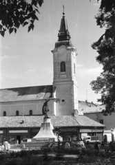 Hungary, Kecskemét, Kossuth tér, Kossuth Lajos szobra, mögötte a mára lebontott üzletsor a Szent Miklós-templom / Barátok temploma mellett., 1963, Nagy Gyula, sculpture, Lajos Kossuth-portrayal, Fortepan #50580