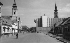 Hungary, Kecskemét, Kápolna utca a Kossuth tér felé nézve. Balra a görögkeleti szerb templom, jobbra az Aranyhomok szálló, mögötte a Nagytemplom tornya., 1963, Nagy Gyula, Fortepan #50581