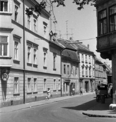 Hungary, Győr, Király (Alkotmány) utca a Bécsi kapu (Köztársaság) térről nézve, jobbra az Altabak-ház., 1963, Nagy Gyula, Fortepan #50587