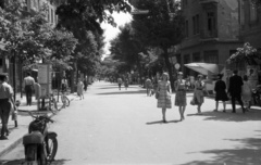 Hungary, Győr, Baross Gábor (Lenin) út., 1963, Nagy Gyula, bicycle, motorcycle, street view, genre painting, ad pillar, dinner pail, Fortepan #50599