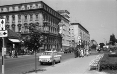 Hungary, Győr, Városház (Szabadság) tér. Szemben a Szent István út (Tanácsköztársaság útja) a Vörös Csillag (később Rába) szállóval., 1963, Nagy Gyula, road signs, commercial vehicle, street view, genre painting, signal, French brand, automobile, Peugeot-brand, number plate, trash can, Fortepan #50600