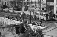 Magyarország, Budapest I., Szent Gellért rakpart a Rudas fürdőnél, az Erzsébet híd építése idején., 1964, Nagy Gyula, teherautó, életkép, bódé, villamos, útépítés, villamosmegálló, állvány, Ganz-márka, Ganz TM, Budapest, viszonylatszám, Fortepan #50603