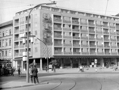 Magyarország, Budapest IX., Üllői út - Ferenc körút kereszteződése, Lottóház., 1960, Fortepan, utcakép, életkép, jelzőlámpa, építészet, neonreklám, rendőr, villamos, lámpaoszlop, Takarékpénztár, OTP, Budapest, lottó, Fortepan #5062