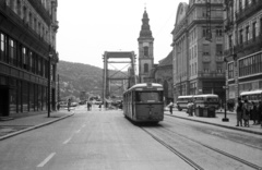 Magyarország, Budapest V., Szabad sajtó út az épülő Erzsébet híd felé nézve., 1964, Nagy Gyula, autóbusz, Ikarus-márka, villamos, hídépítés, Ikarus 60 csuklós, villamosmegálló, FVV CSM-2/CSM-4, Budapest, Fortepan #50623