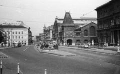 Magyarország, Budapest V.,Budapest IX., Fővám (Dimitrov) tér, szemben a Vámház (Tolbuhin) körút és a Központi Vásárcsarnok., 1964, Nagy Gyula, autóbusz, magyar gyártmány, Ikarus-márka, villamos, Ikarus 60 csuklós, villamosmegálló, Ganz-márka, vásárcsarnok, Budapest, Pecz Samu-terv, Fortepan #50631