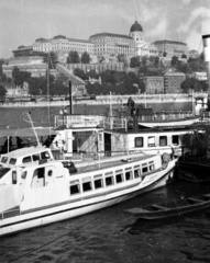 Magyarország, Budapest V., Vigadó téri hajóállomás, szemben a Budavári Palota (korábban Királyi Palota)., 1964, Nagy Gyula, hajó, hajóállomás, vízibusz, Budapest, Fortepan #50636